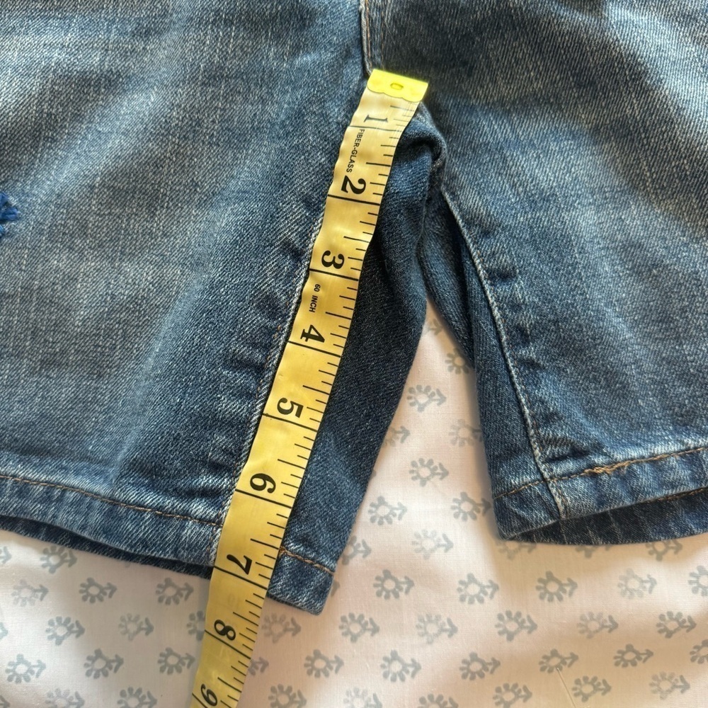 NWT Levi's Women’s Flower Embroidered Blue Jean Classic Mid Rise Size 27 Shorts - Picture 4 of 6